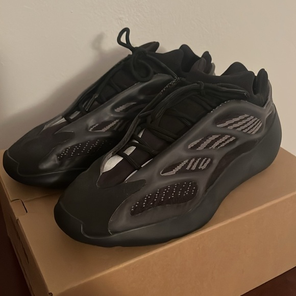 Yeezy 700 v3 “Alvah” - Picture 2 of 4